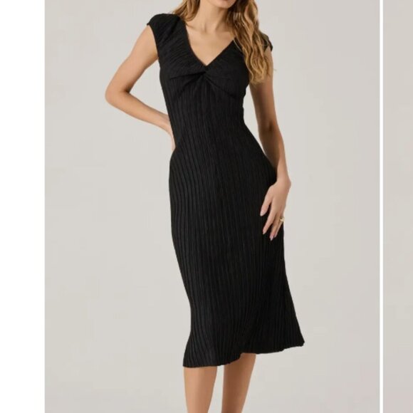 ASTR the Label Dress Plisse Cap Sleeve V-Neck Black Shoulder Pads SZ Medium NWT - Picture 1 of 13
